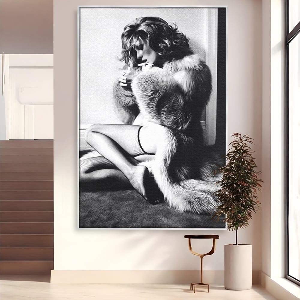 Tablou canvas cu tablou portret femeie retro cu blana, in rama de aluminiu argintiu